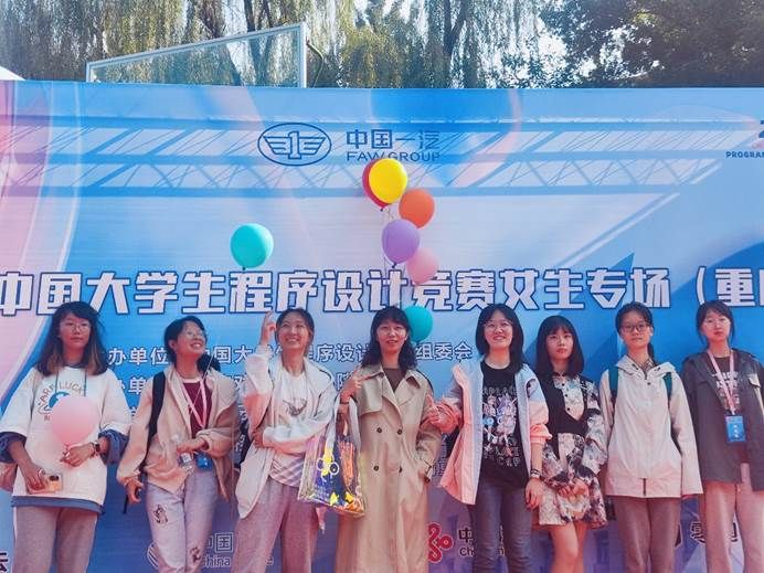 一群人站在一起合影描述已自动生成