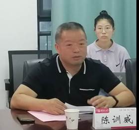 一群人坐在桌子前描述已自动生成